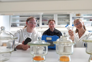 Nellie Inkinen, Isabella Pönkkä ja Mika Lastusaari laboratoriossa.