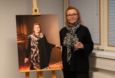 Jaana Hagström poseeraamassa muotovalokuvansa kanssa