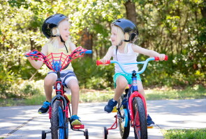 Kaksi lasta pyöräilemässä