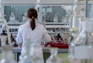 Aihekuva laboratoriosa, kuvitusta IMUFELLOW uutiseen 