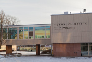 Turun Yliopisto, Vapaalle Tieteelle talvella - kuva päärakennuksesta.