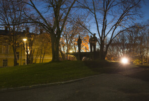 kolme vekkulia -patsas pimeässä Yliopistonmäellä