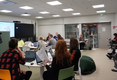 Monitieteisen kurssin osallistujia Arcanumin Luoma-tilassa.