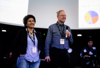 Zahra Jahanshah Rad ja  Erkki Seppäläinen lavalla.