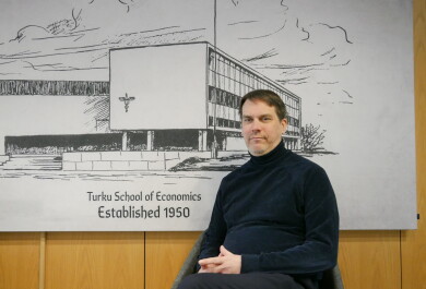 Antti Fredriksson kauppakorkean aulassa