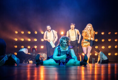 Mahagonny-oopperan näyttelijöitä ja tanssijoita