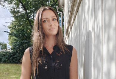 Laura Puumala lähikuvassa ulkona.