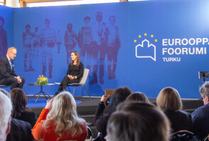 Markku Jokisipilä ja Sanna Marin lavalla, jonka taustaseinässä lukee Eurooppa-foorumi.