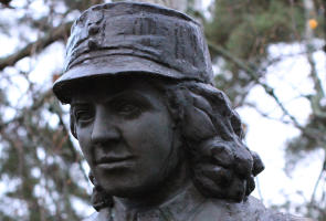 Lähikuva Tuusulassa sijaitsevasta Lotta Svärd -patsaasta