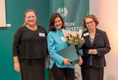 Rehtori Marjo Kaartinen (oikealla) ja vararehtori Maija S. Peltola (vasemmalla) jakoivat vuoden vaikuttavuustekotunnustuksen professori Anne Alvesalo-Kuuselle. 