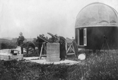 Vanha valokuva 1930-luvulta. Tähtitieteilijät havaitsevat kaukoputkilla auringonpimennystä Iso-Heikkilän tähtitornin edustalla 1930-luvun alussa.