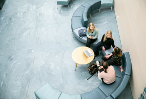Opiskelijoita istumassa aulassa juttelemassa