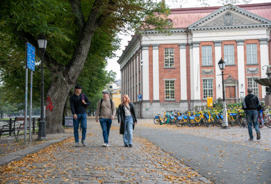 Opiskelijoita kävelemässä kirjaston edustalla Vähätorilla