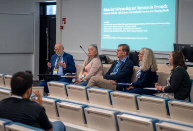 Matti Anttonen, Iro Särkkä, Markus Laitinen, Reetta Kettunen ja Marie‑Pier Larose luentosalin edessä.