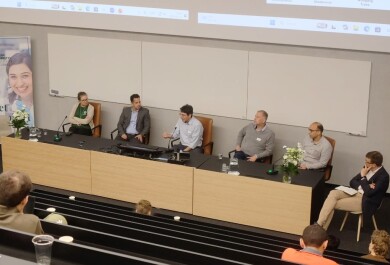 paneelikeskustelijoita luentosalin edessä