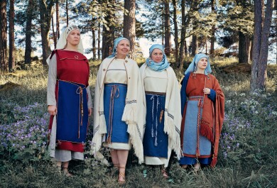Ihmisiä keskiaikaisissa vaatteissa