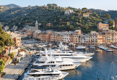 Kuva Portofinon satamasta ja luksusjahdeista