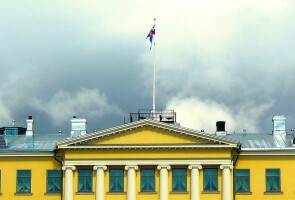 Presidentinlinna ja sen katolla presidentin lippu.