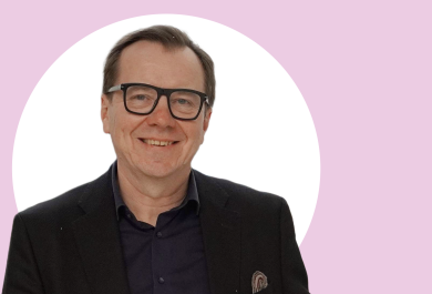 Jukka Westermarck lähikuvassa, taustalla vaaleanpunaista ja valkoista.