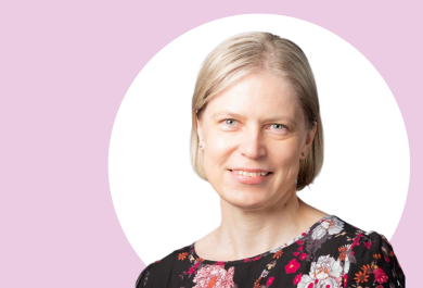 Minna Stolt lähikuvassa, taustalla vaaleanpunaista ja valkoista.