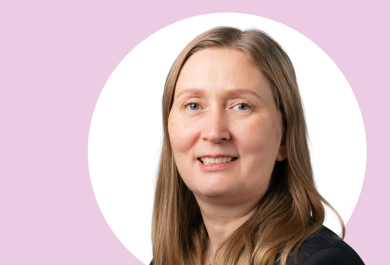 Anne Quarshie lähikuvassa, taustalla vaaleanpunaista ja valkoista.