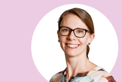 Nora Fagerholm lähikuvassa, taustalla vaaleanpunaista ja valkoista.
