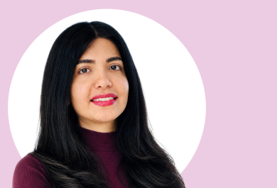 Maryam Ghasemi lähikuvassa, taustalla vaaleanpunaista ja valkoista.