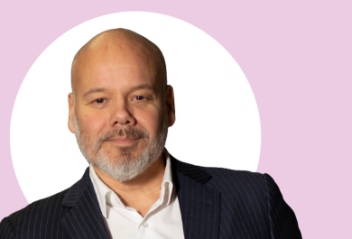 Heikki Jaatinen lähikuvassa, taustalla vaaleanpunaista ja valkoista.