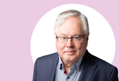 Jyrki Heino lähikuvassa, taustalla vaaleanpunaista ja valkoista.