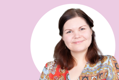 Kaisu Hynnä-Granberg lähikuvassa, taustalla vaaleanpunaista ja valkoista.