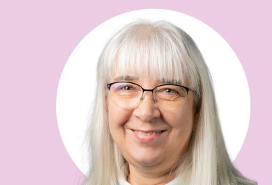 Katriina Siivonen lähikuvassa, taustalla valkoista ja vaaleanpunaista.