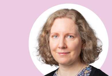 Elina Kilpi-Jakonen lähikuvassa, taustalla vaaleanpunaista ja valkoista.
