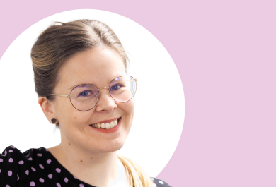 Susanna Likitalo lähikuvassa, vaaleanpunainen tausta.