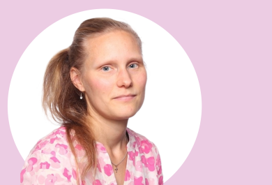 Selja Riikonen lähikuvassa, tausta valkoinen ja vaaleanpunainen.