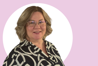 Marika Tuimala lähikuvassa, taustalla vaaleanpunaista ja valkoista.