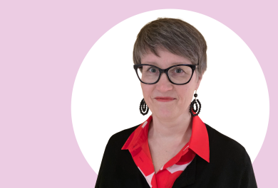 Outi Veivo lähikuvassa, tausta vaaleanpunainen ja valkoinen.