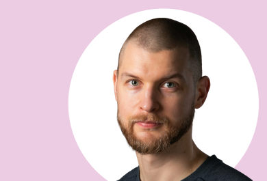 Veli Virmajoki lähikuvassa, taustalla vaaleanpunaista ja valkoista.