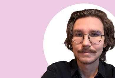 Santeri Vuori lähikuvassa, vaaleanpunainen ja valkoinen tausta.