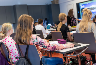 Luokkahuone kuvattuna takaapäin.