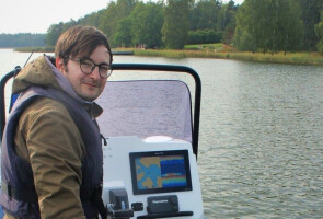 Ympäristötieteen väitöskirjatutkija Ruslan Gunko ajamassa venettä.