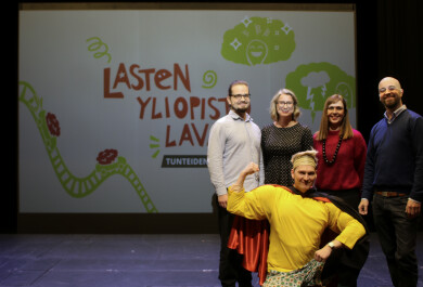Lasten yliopisto lavalla -esiintyjät teatterilavalla: Joonas Uotinen, Johanna Kaakinen, Linnea Karlsson, Kari Kaunisto ja edessä Markus Ilkka Uolevi