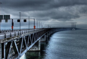 Kuvituskuvassa Öresundin silta synkällä säällä