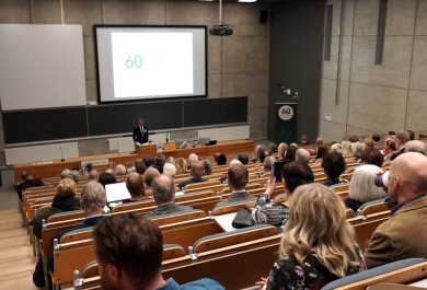 Ihmisiä seminaarissa