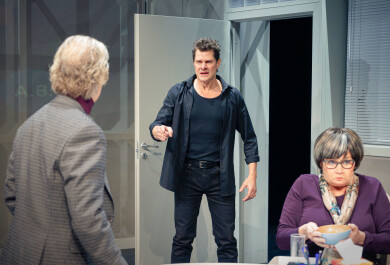 kuvituskuva sohva-näytelmästä