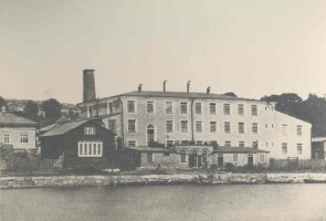 Valokuva Barkerin puuvillatehtaasta Aurajoen rannalla vuonna 1867