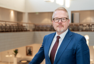 Ilkka Salmi yliopiston päärakennuksessa