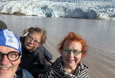 Tutkijat Kari Saikkonen, Riitta Nissinen ja Marjo Helander tutkimusmatkalla Huippuvuorilla