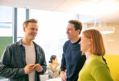 Työntekijät keskustelemassa