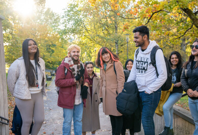 ryhmä opiskelijoita kampuksella syksyllä