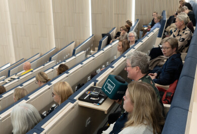 Ihmisiä luentosalissa